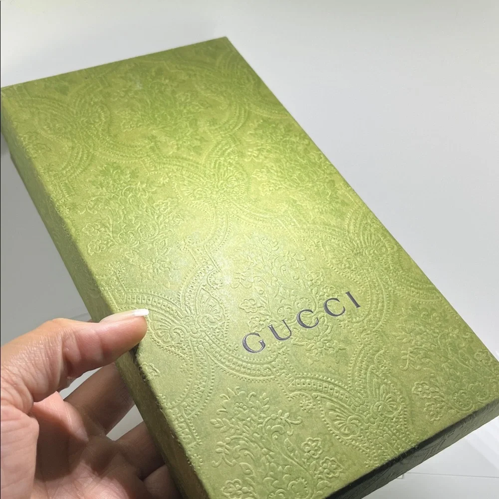 Gucci comes dust